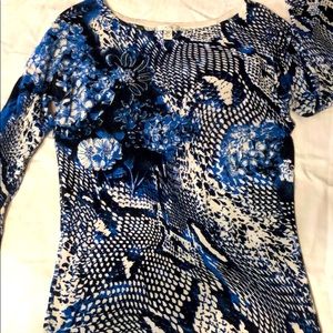 Caché blue and white top